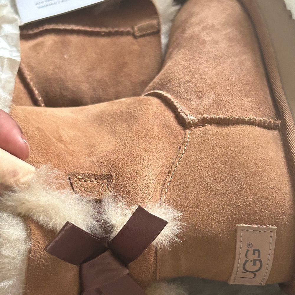 Authentic Ugg Bailey button low!!!! Brand new!!!!